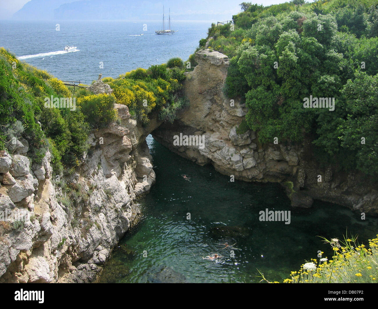 Menschen schwimmen im Naturpool "Bagno della Regina Giovanna" in der Nähe von Sorrent, Italien, 27. Mai 2007. Smaragdfarbene Pool an das Meer angeschlossen lädt zu eine sehr malerische Bad genießen. Königin Johanna i. von Anjou ein Bad im Pool mit ihrem geliebten genommen haben soll. Foto: Rolf Haid Stockfoto