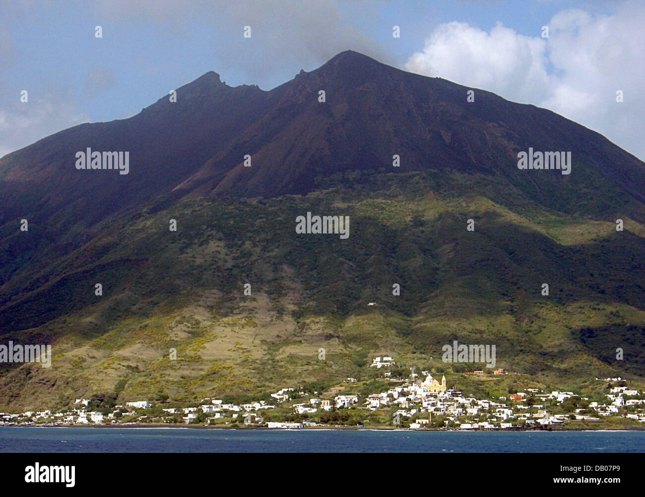 Das Bild zeigt das Dorf Stromboli auf der Äolischen Insel mit dem gleichen Namen in Italien, 30. Mai 2007. Die Äolischen Inseln mit den wichtigsten Insel Liparei und Salina sind eine vulkanische Inselgruppe Offshore-Nordküste Sizilien. Die Inseln bestehen aus Asche und Lava von meist erloschenen Vulkanen. Die Archipleago gehört zu der Provinz Messina liegt in einem Erdbebengebiet Risiko und gehöriger Stockfoto