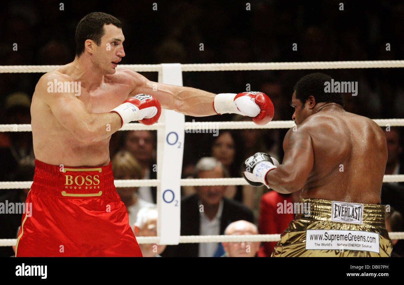 Ukranian IBF/IBO-Schwergewichts-Titelist Vladimir Klitscko Boxen US-Anwärter Lamon Brewster in Köln, Deutschland, 7. Juli 2007. Brewster gaben Klitschko, der damit seinen Titel verteidigt und ist gespannt, für einen einheitlichen Titel kämpfen. Foto: Rolf Vennenbernd Stockfoto