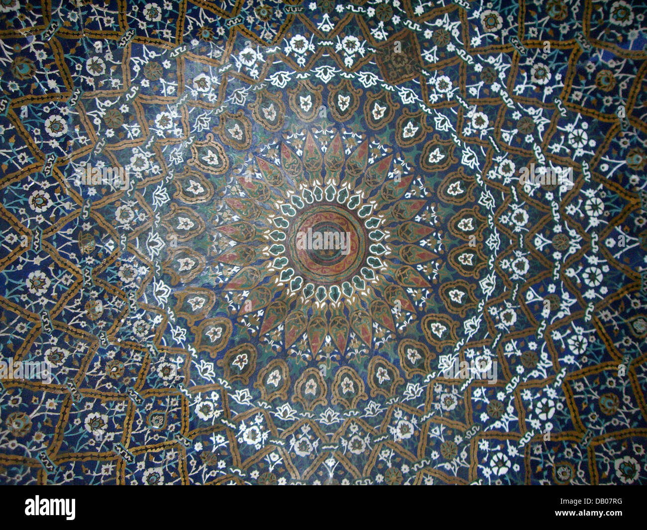 Das Bild zeigt die wunderschön dekorierte Decke im Inneren der Ali Ibn Hamza-Moschee in Schiraz, Iran, 29. April 2006. Foto: Tilman Billing Stockfoto