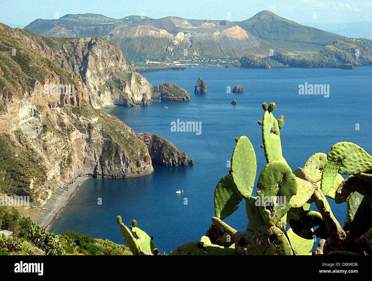 Das Bild zeigt die Punta di Levante und die Neibouring Insel Vulcano von der Insel Lipari, Italien, 1. Juni 2007. Die Äolischen Inseln sind vulkanischen und daher großes Erdbeben. Foto: Rolf Haid Stockfoto