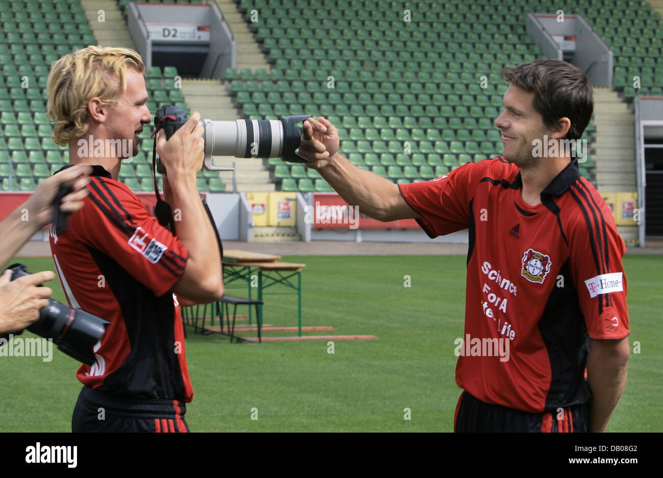 Sascha Dum (L) von Bayer 04 Leverkusen nimmt ein Bild von Teamkollege Manuel Friedrich bei einem Fototermin in der BayArena in Leverkusen, Deutschland, 19. Juli 2007. Foto: Achim Scheidemann Stockfoto