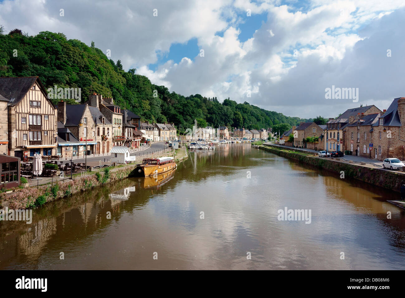 Der Fluss Rance fließt entlang der Port de Dinan, Frankreich Stockfoto