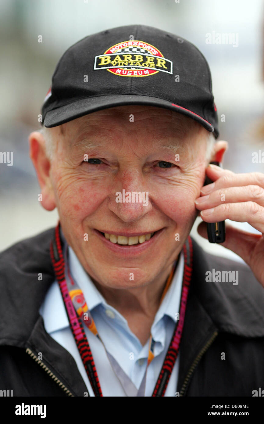 Ehemalige Rennfahrer Fahrer Briten John Surtees lächelt in der Boxengasse an den Nürburgring Rennstrecke, Deutschland, 19. Juli 2007. Die Formel 1 Grand Prix von Europa wird hier am Sonntag 22. Juli stattfinden. Foto: GERO BRELOER Stockfoto