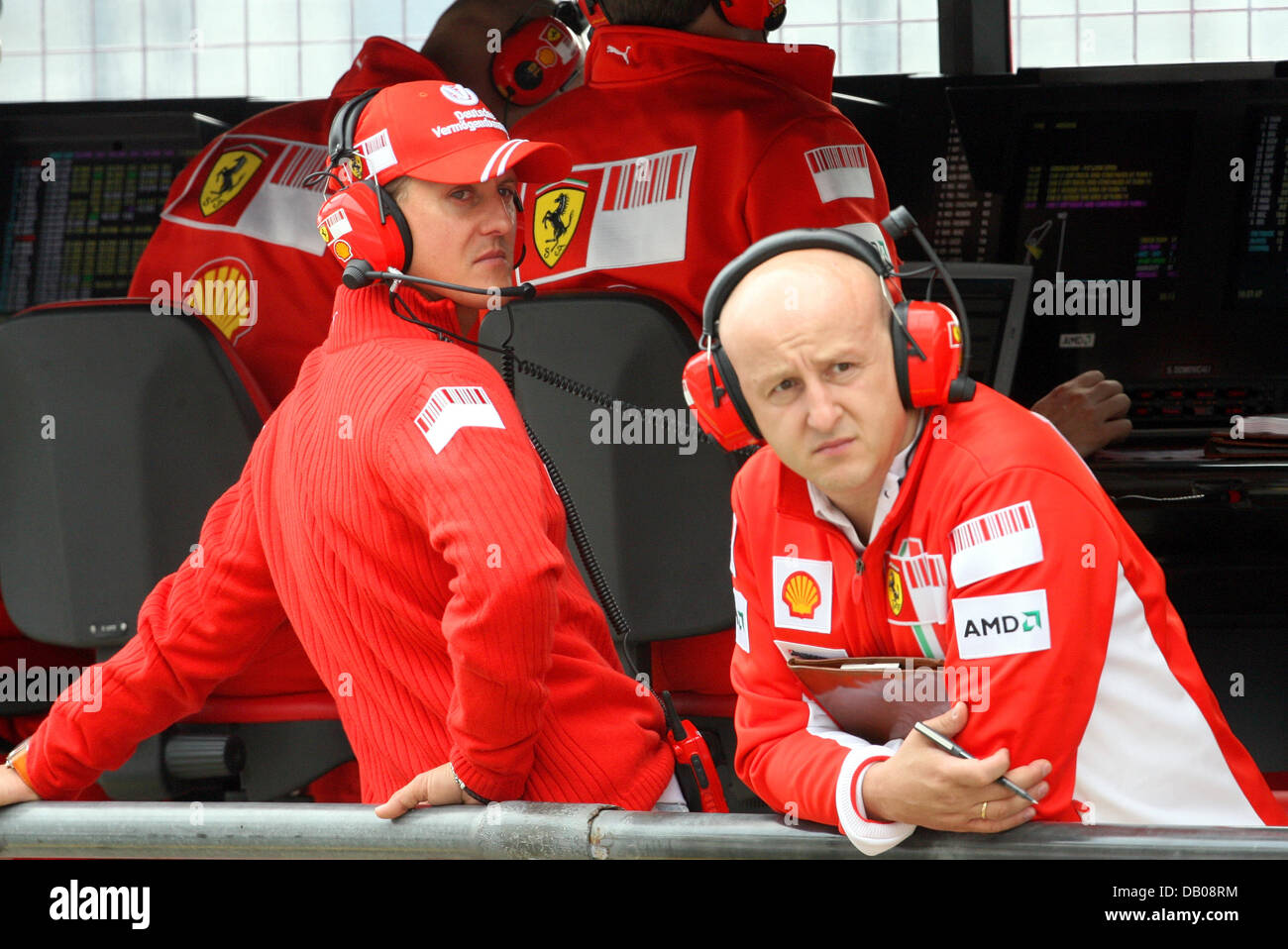 Michael Schumacher (L), deutsche ehemalige Formel1 Piloten, sieben Mal Weltmeister und Berater für die Scuderia Ferrari, abgebildet im Steuerelement stehen auf dem Nürburgring, Deutschland, 20. Juli 2007. Die 2007 Formel 1 Grand Prix von Europa, das am 22. Juli stattfindet. Foto: A3512 Roland Weihrauch Stockfoto