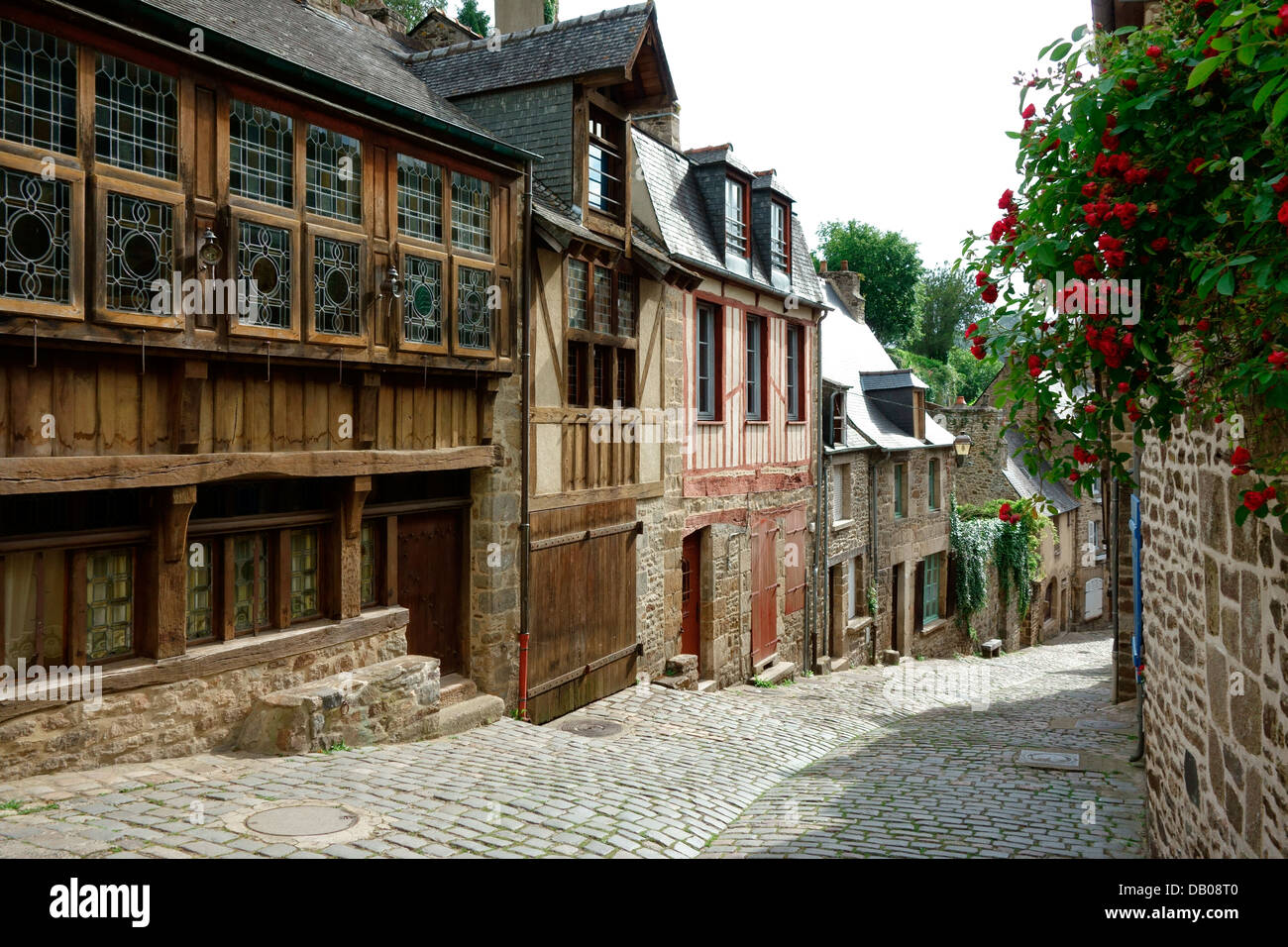 Die alten gepflasterten Straßen von Port von Dinan Frankreich Stockfoto