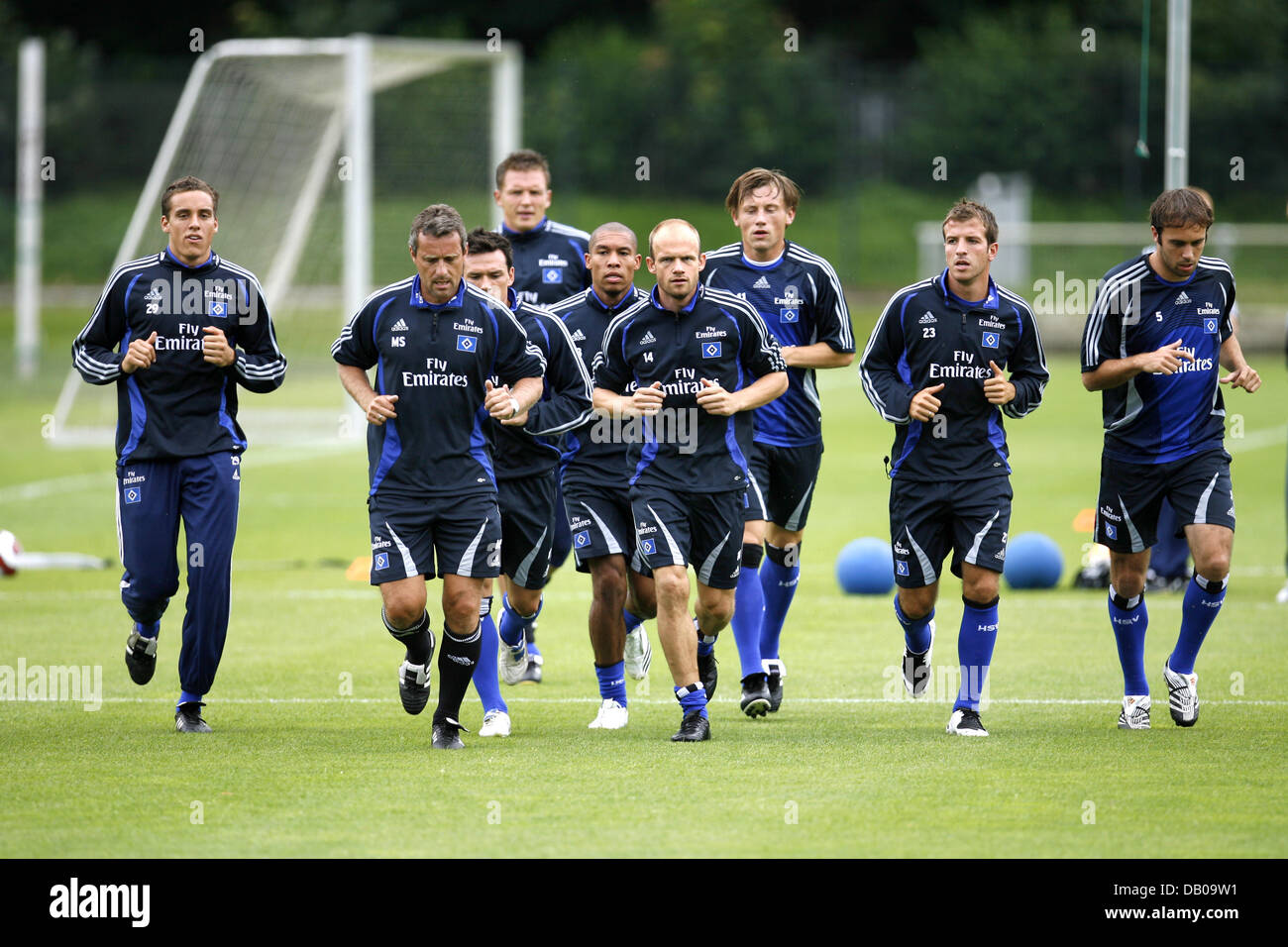 HSV Hamburg Spieler (L-R) und Assistent Trainer Markus Schupp, Piotr Trochowski, Torwart Frank Rost, Nigel de Jong, David Jarolim, Ivica Olic, Rafael van der Vaart und Joris Mathijsen Aufwärmen während einer Trainingseinheit in Hamburg, Deutschland, 29. Juli 2007. HSV steht FC Dacia Chisinau in einem UI-Cup Rückspiel in Hamburg, Sonntag, 29. Juli 2007 entsprechen. Foto: Maurizio Gambarini Stockfoto