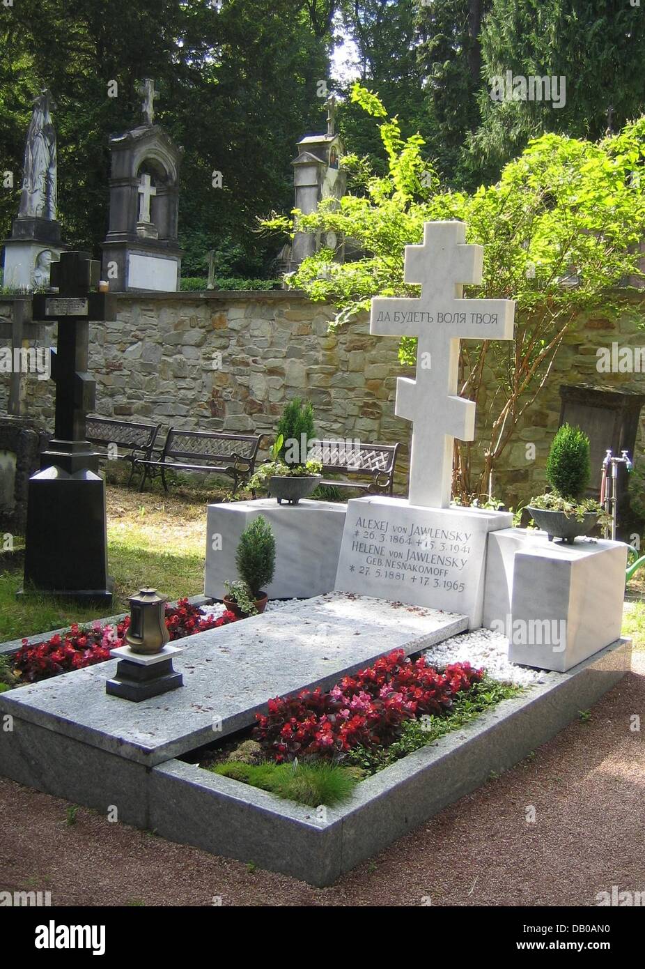 Das Bild zeigt das Grab des russischen Malers Alexej von Jawlensky und seine Frau Helene auf dem russisch-orthodoxen Friedhof in Wiesbaden, Deutschland, 1. Juni 2007. Alexej wurde 1864 in der Wicklung Stadt Torzhok geboren und zog nach Wiesbaden 1921, wo er 20 Jahre später (15. März 1941) nach langer Krankheit starb. Alexej gilt als einer der führenden Vertreter der deutschen Expressionis Stockfoto