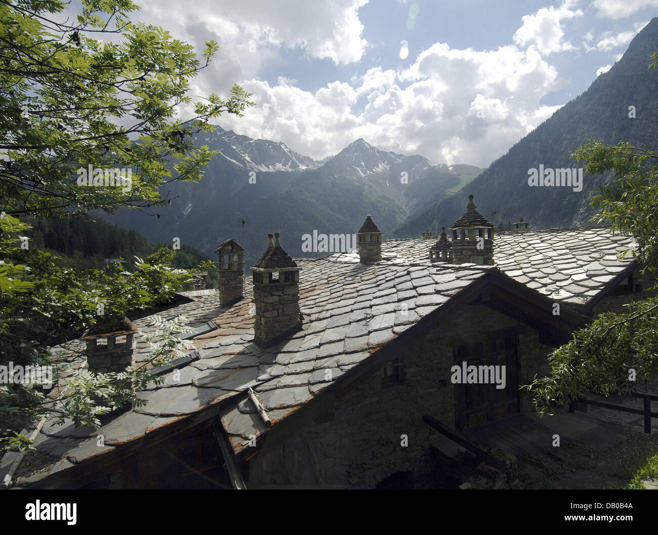 Das Foto zeigt einen Blick über Stein Ziegeldächer im Aostatal, Italien, 9. Juni 2007. Foto: Frank Kleefeldt Stockfoto