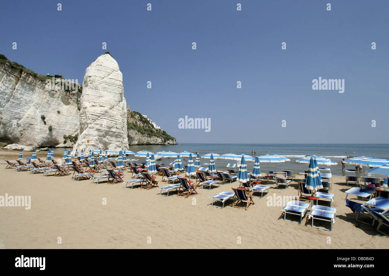 Blau-weißen Sonnenschirmen und Liegestühlen säumen den Strand von Vieste, Italien, 11. Juni 2007. Foto: Lars Halbauer Stockfoto