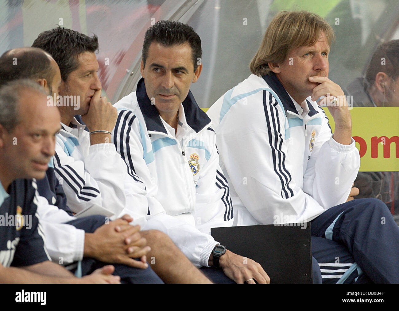 Madrids Trainer Bernd Schuster sitzt auf der Trainer-Bank während der Fußball freundlich Hannover 96 Vs Real Madrid in Hannover, 31. Juli 2007. Madrid verlor das Spiel mit 3: 0. Foto: Peter Steffen Stockfoto