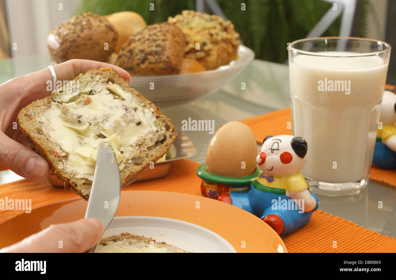 Ein Brötchen ist ein Frühstückstisch in Hannover, 28. Juli 2007 mit Butter. In der kommenden Woche, die drastischen Preissteigerungen für Milchprodukte werden erwartet. Nach Angaben des Verbandes der Molkerei-Industrie (MVI) kostet ein Paket Butter dann 1,16 Euro anstelle von den heutigen 79 Cent. Quark wird um 40 Prozent und Milch um 5 bis 10 Cent steigen. Foto: Peter Steffen Stockfoto