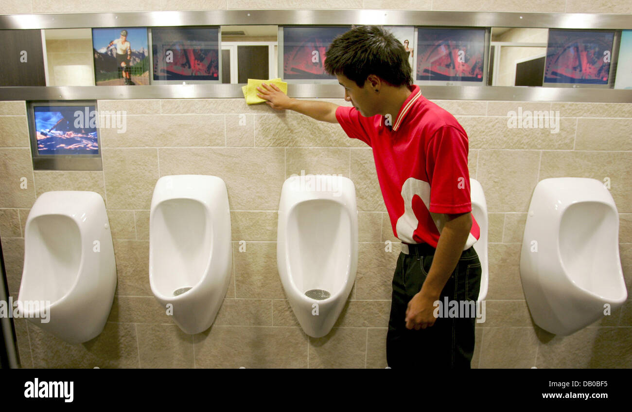 Ein Mitarbeiter reinigt die Toilette ausgestattet mit Flachbildschirmen in  der kürzlich renovierten McDonald's-Restaurant in Irschenberg, Deutschland,  30. Juli 2007. Das Fast-Food-lokal erscheint als eine neue  Designer-Position nach umfassenden ...