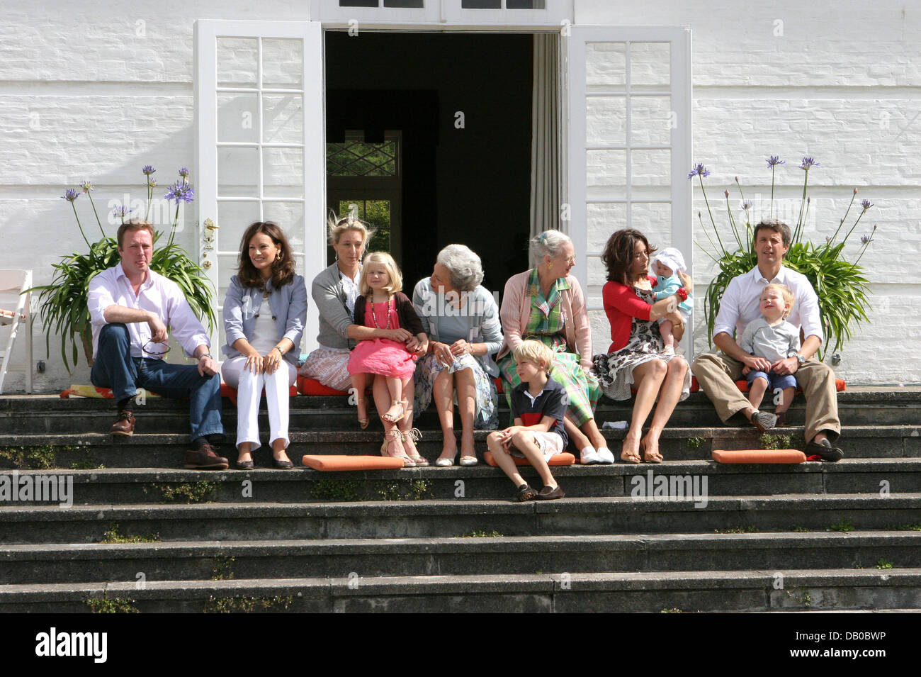 (L-R) Prinz Gustav Zu Sayn-Wittgenstein-Berleburg, seine Freundin Carina Axelsson, seine Schwester Prinzessin Alexandra Zu Sayn-Wittgenstein-Berleburg mit ihrer Tochter Lady Ingrid, Prinz Gustav Mutter Prinzessin Benedikte von Dänemark, Prinzessin Alexandra Sohn Graf Richard, Königin Margrethe von Dänemark, Kronprinzessin Mary von Dänemark, ihre Kinder Prinzessin Isabella und Prinz Christian ein Stockfoto