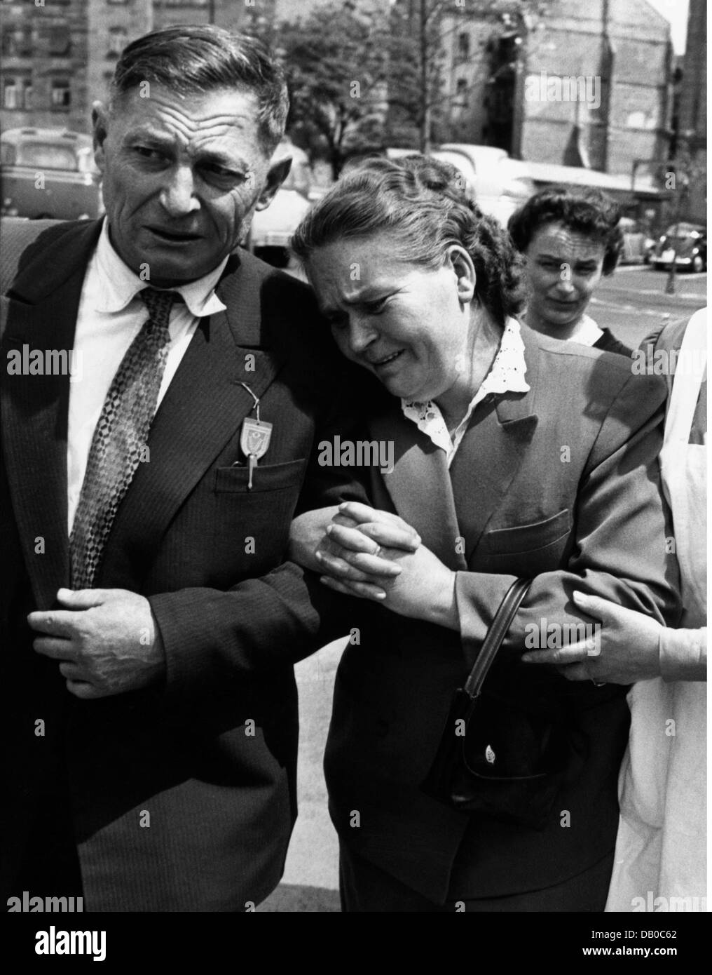 Nachkriegszeit, Menschen, Deutschland, russisch-deutsches Ehepaar Anne und George Hoffmann, die sich wiedergefunden haben, Nürnberg, 10.6.1957, Zusatzrechte-Clearences-nicht vorhanden Stockfoto