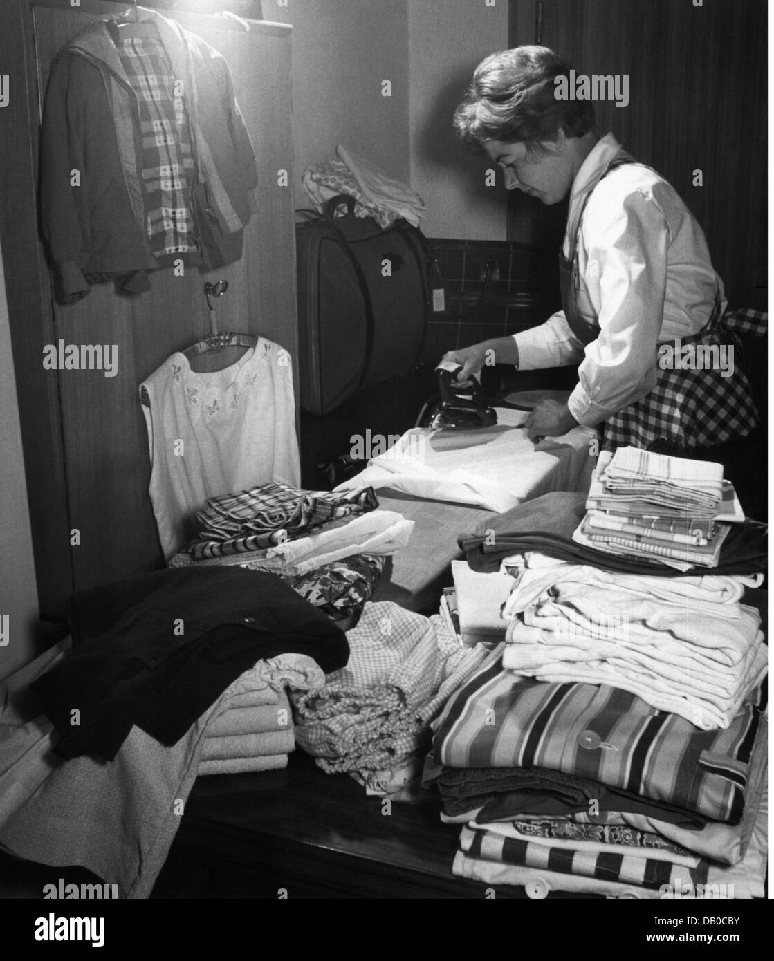 Haushalt, Bügeln, Hausfrau Bügeln, Hamburg, Deutschland, 1961, Zusatzrechte-Clearences-not available Stockfoto