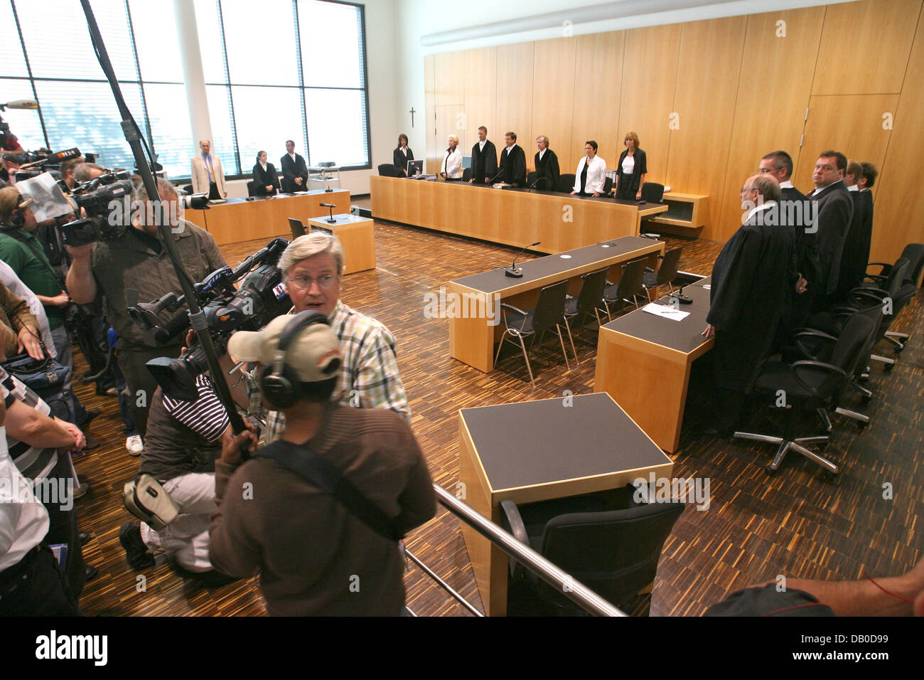 Das Photo zeigt einen allgemeinen Überblick über den Gerichtssaal vor der Verkündigung des Urteils im Prozess gegen Max Strauss (R) bei Augsburg District Court, Germany, Steuerbetrug 6. August 2007. Der Sohn des ehemaligen bayerischen Ministerpräsidenten Joseph Strauss war der Steuerbelastungen betrug nach Untersuchungen, die Dauer von zehn Jahren gelöscht. Foto: Karl-Josef Hildenbrand Stockfoto