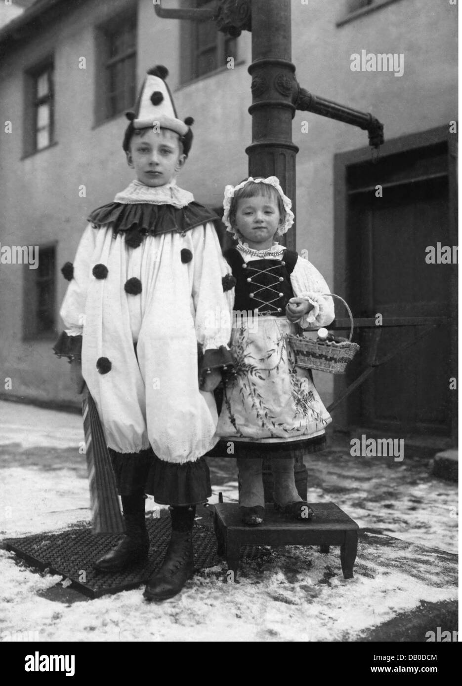 Festlichkeit, Fasching, Kinder verkleidet als Clown und kleine rote Reithaube, volle Länge, um 1910, zusätzliche-Rechte-Clearences-nicht vorhanden Stockfoto