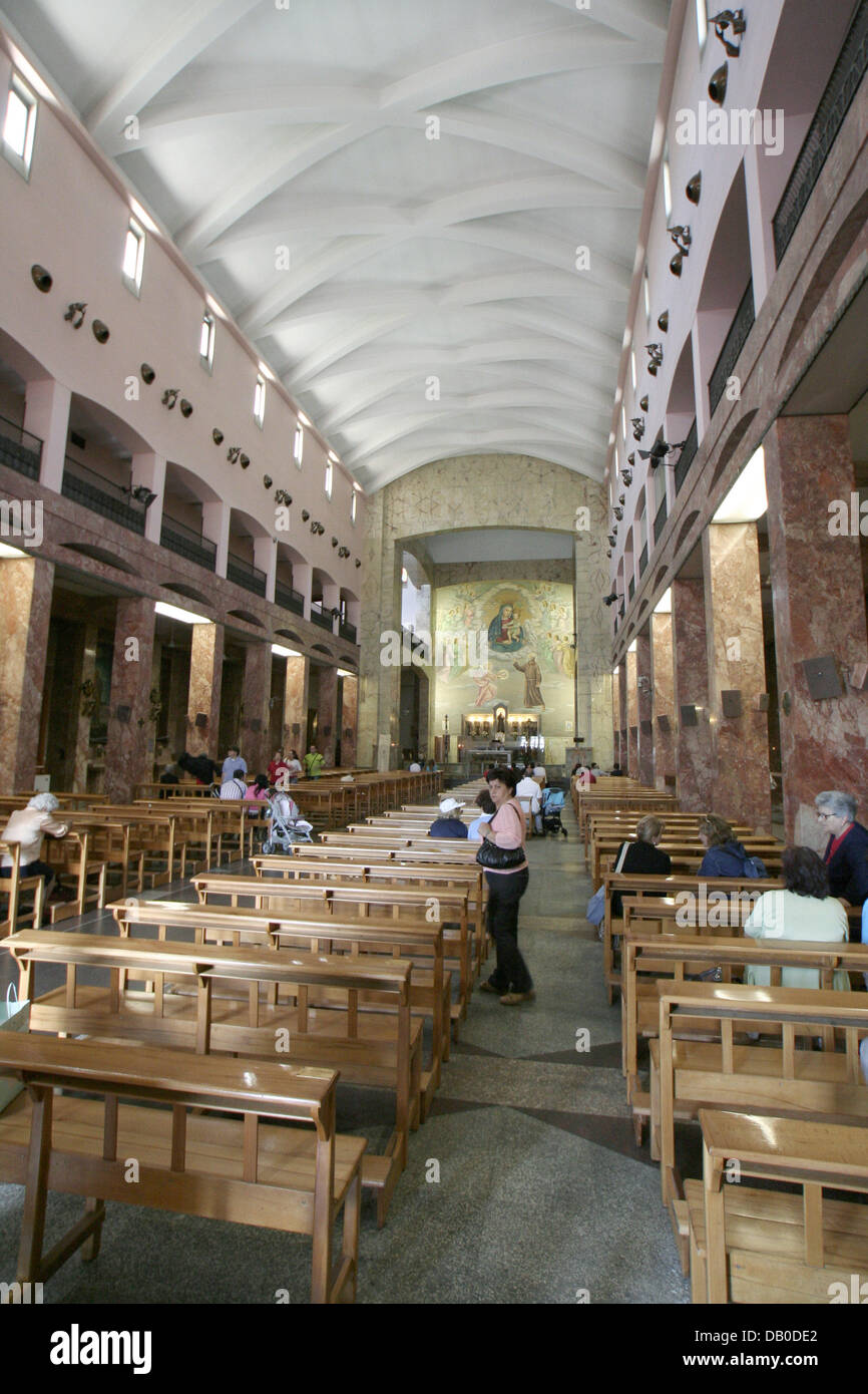Das Bild zeigt das Innere der Kirche in der Abtei von San Giovanni Rotondo, wo die Heilige Pater Pio seit 1916 in San Giovanni Rotondo, Italien, 12. Mai 2007 gelebt hatte. Padre Pio, geboren als Francesco Forgione am 25. Mai 1887 in Benevento, starb am 23. September 1968. Er wurde im Jahr 2002 cannonized. Mit vielen wundern, die ihm zugeschrieben wird Pater Pio wie Nationalheiligen Italiens verehrt. Stockfoto