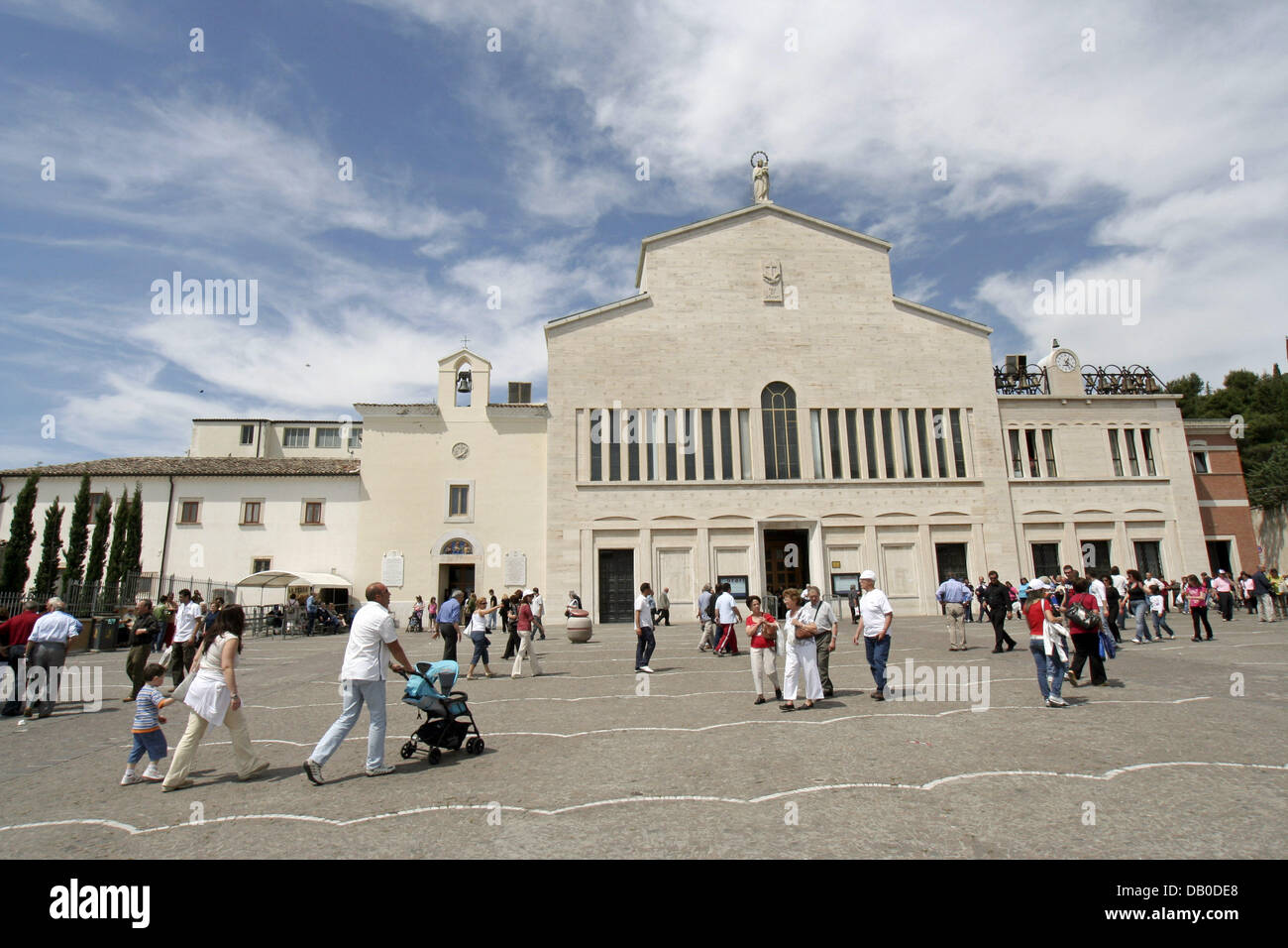 Das Bild zeigt die Abtei von San Giovanni Rotondo, die die Heimat des italienischen Heiligen Pater Pio seit 1916 in San Giovanni Rotondo, Italien, 12. Mai 2007 war. Padre Pio, geboren als Francesco Forgione am 25. Mai 1887 in Benevento, starb am 23. September 1968. Er wurde im Jahr 2002 cannonized. Mit vielen wundern, die ihm zugeschrieben wird Pater Pio wie Nationalheiligen Italiens verehrt. Foto: Lars Halb Stockfoto
