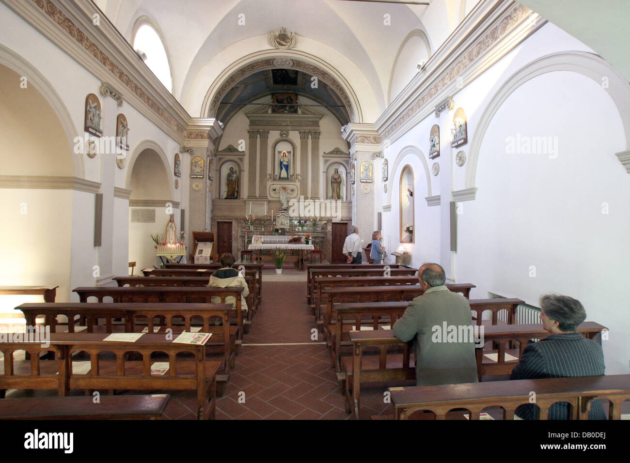 Das Bild zeigt das Innere der Kirche in der Kapuziner-Abtei von Morcone, wo die Heilige Pater Pio am Anfang des 20. Jahrhunderts, Morcone, Italien, 12. Mai 2007 für einige Zeit gelebt hatte. Padre Pio, geboren als Francesco Forgione am 25. Mai 1887 in Benevento, starb am 23. September 1968. Er wurde im Jahr 2002 cannonized. Mit vielen wundern, die ihm zugeschrieben wird Pater Pio wie ein Nati verehrt. Stockfoto