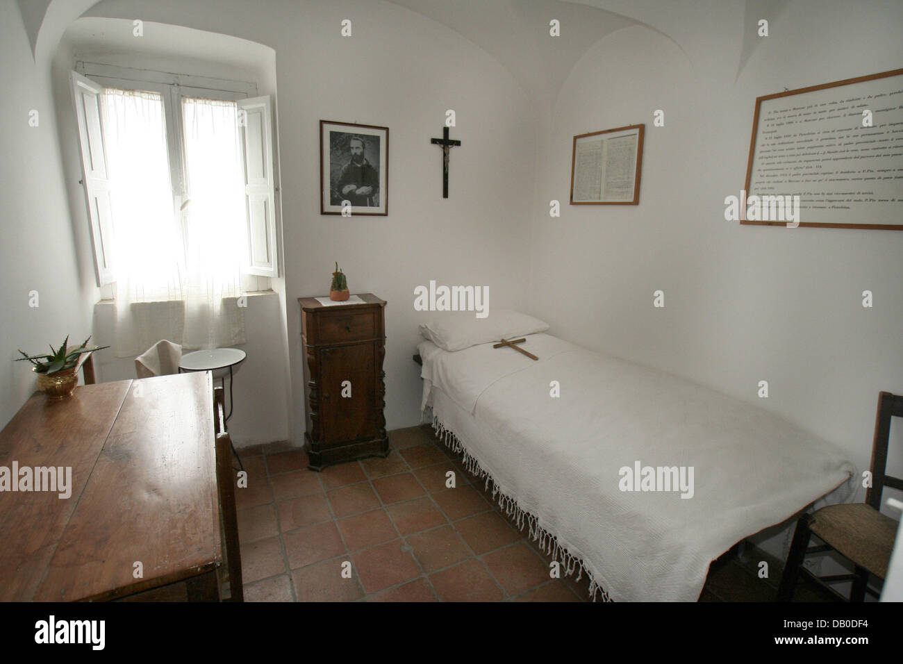 Das Bild zeigt den Raum von Padre Pio in das Kapuzinerkloster in Morcone, Italien, 7. Mai 2007. Padre Pio, geboren als Francesco Forgione am 25. Mai 1887 in Benevento, starb am 23. September 1968. Er wurde im Jahr 2002 cannonized. Mit vielen wundern, die ihm zugeschrieben wird Pater Pio wie Nationalheiligen Italiens verehrt. Foto: Lars Halbauer Stockfoto