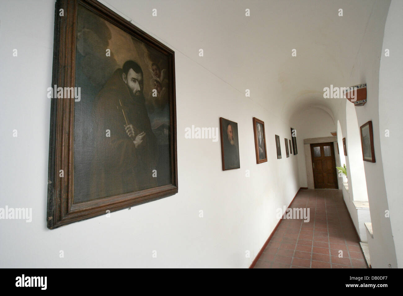 Das Bild zeigt einen Flur in das Kapuzinerkloster, das war Heimat des italienischen Heiligen Padre Pio ab 1916 in Morcone, Italien, 12. Mai 2007. Padre Pio, geboren als Francesco Forgione am 25. Mai 1887 in Benevento, starb am 23. September 1968. Er wurde im Jahr 2002 cannonized. Mit vielen wundern, die ihm zugeschrieben wird Pater Pio wie Nationalheiligen Italiens verehrt. Foto: Lars Halbauer Stockfoto