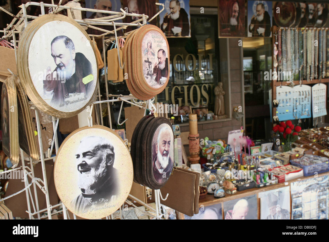 Padre Pio Devotionalien und Souvenirs stehen zum Verkauf in San Giovanni Rotondo, Italien, 12. Mai 2007.  Padre Pio, geboren als Francesco Forgione am 25. Mai 1887 in der nahe gelegenen Stadt Benevento, starb am 23. September 1968. Er wurde im Jahr 2002 cannonized. Mit vielen wundern, die ihm zugeschrieben wird Pater Pio wie Nationalheiligen Italiens verehrt. Foto: Lars Halbauer Stockfoto