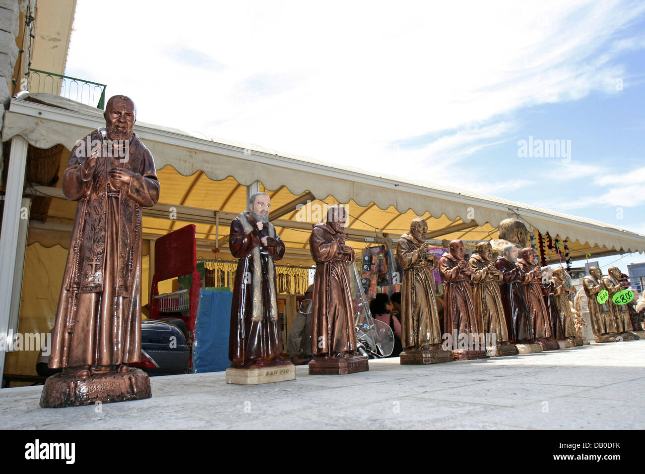 Sowie von Padre Pio sind in San Giovanni Rotondo, Italien, 12. Mai 2007 verkauft.  Padre Pio, geboren als Francesco Forgione am 25. Mai 1887 in der nahe gelegenen Stadt Benevento, starb am 23. September 1968. Er wurde im Jahr 2002 cannonized. Mit vielen wundern, die ihm zugeschrieben wird Pater Pio wie Nationalheiligen Italiens verehrt. Foto: Lars Halbauer Stockfoto