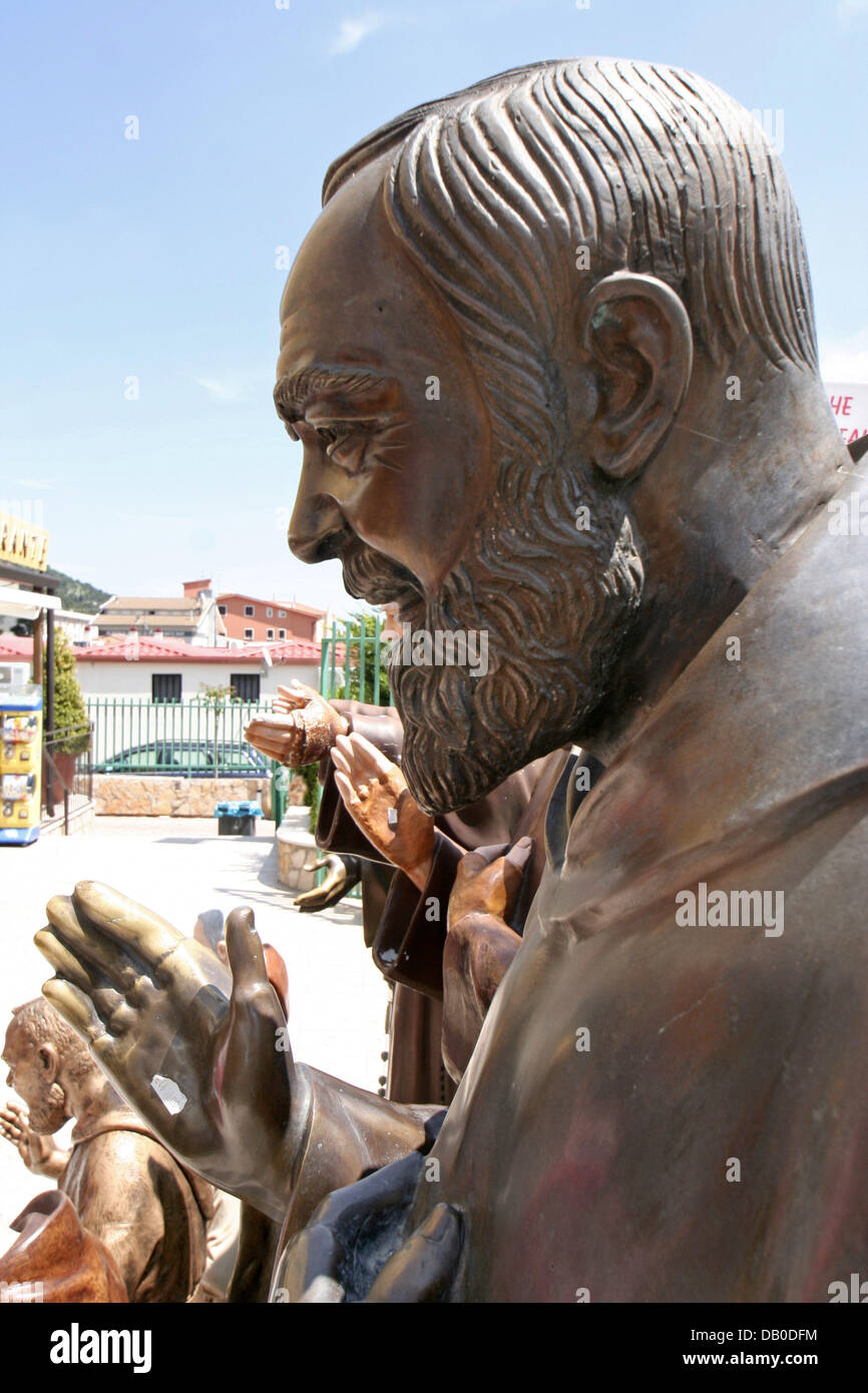 Lebensgroße Figuren von Padre Pio stehen zum Verkauf in San Giovanni Rotondo, Italien, 12. Mai 2007.  Padre Pio, geboren als Francesco Forgione am 25. Mai 1887 in der nahe gelegenen Stadt Benevento, starb am 23. September 1968. Er wurde im Jahr 2002 cannonized. Mit vielen wundern, die ihm zugeschrieben wird Pater Pio wie Nationalheiligen Italiens verehrt. Foto: Lars Halbauer Stockfoto