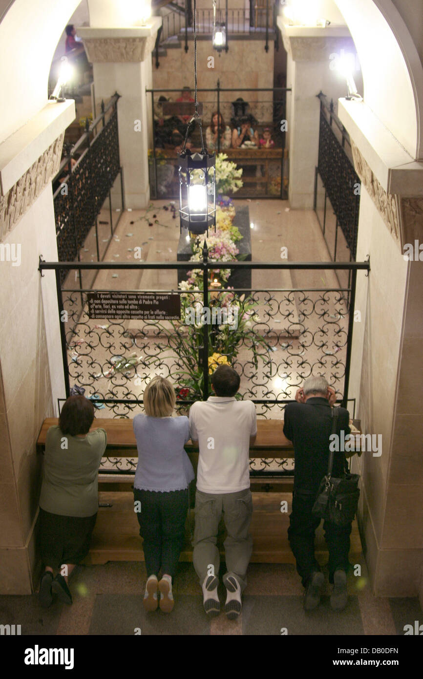 Fromme Katholiken beten am Grab von Pater Pio in der Crypta von San Giovanni Rotondo, Italien, 12. Mai 2007.  Padre Pio, geboren als Francesco Forgione am 25. Mai 1887 in der nahe gelegenen Stadt Benevento, starb am 23. September 1968. Er wurde im Jahr 2002 cannonized. Mit vielen wundern, die ihm zugeschrieben wird Pater Pio wie Nationalheiligen Italiens verehrt. Foto: Lars Halbauer Stockfoto