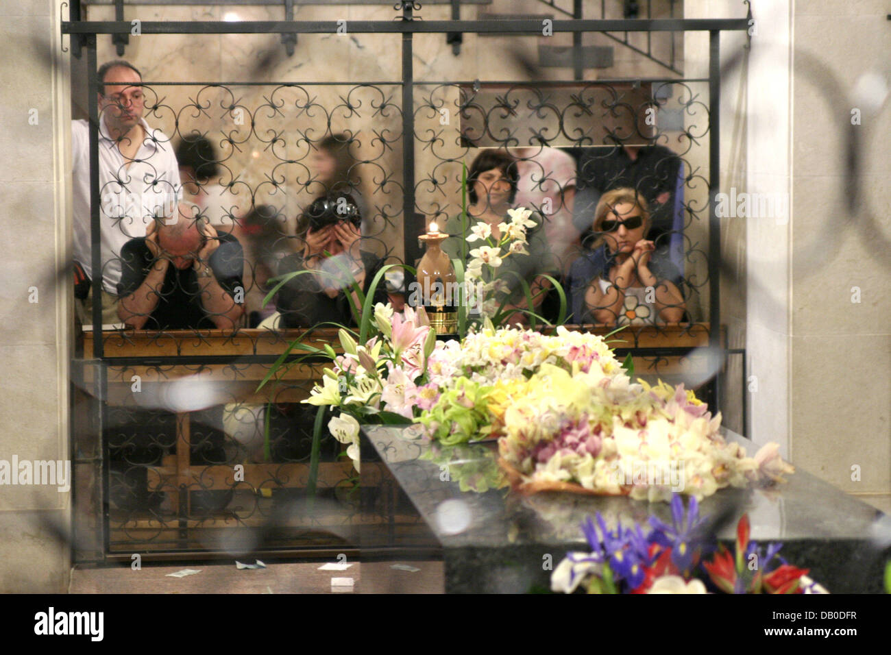 Fromme Katholiken beten am Grab von Pater Pio in der Crypta von San Giovanni Rotondo, Italien, 12. Mai 2007.  Padre Pio, geboren als Francesco Forgione am 25. Mai 1887 in der nahe gelegenen Stadt Benevento, starb am 23. September 1968. Er wurde im Jahr 2002 cannonized. Mit vielen wundern, die ihm zugeschrieben wird Pater Pio wie Nationalheiligen Italiens verehrt. Foto: Lars Halbauer Stockfoto