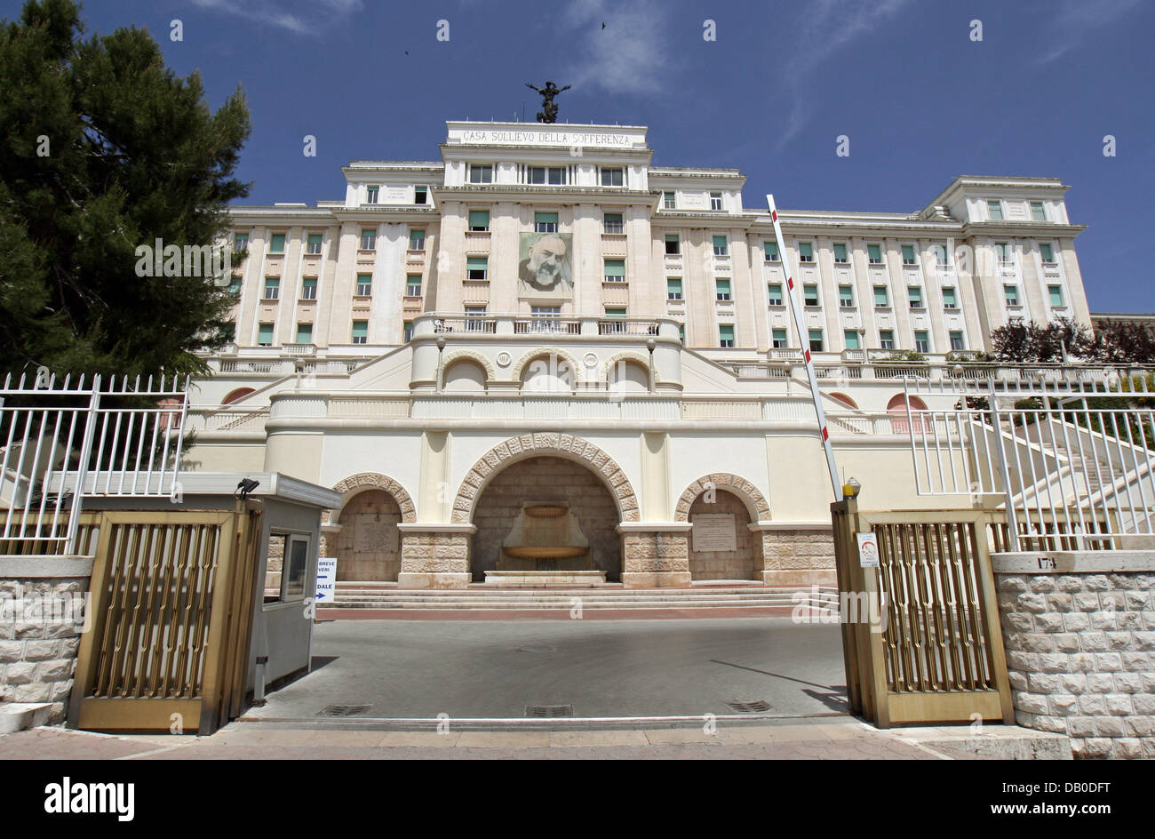 Das Krankenhaus anzeigen ein riesiges Banner von Padre Pio an der Fassade ist in San Giovanni Rotondo, Italien, 12. Mai 2007 abgebildet.  Padre Pio, geboren als Francesco Forgione am 25. Mai 1887 in der nahe gelegenen Stadt Benevento, starb am 23. September 1968. Er wurde im Jahr 2002 cannonized. Mit vielen wundern, die ihm zugeschrieben wird Pater Pio wie Nationalheiligen Italiens verehrt. Foto: Lars Halbauer Stockfoto