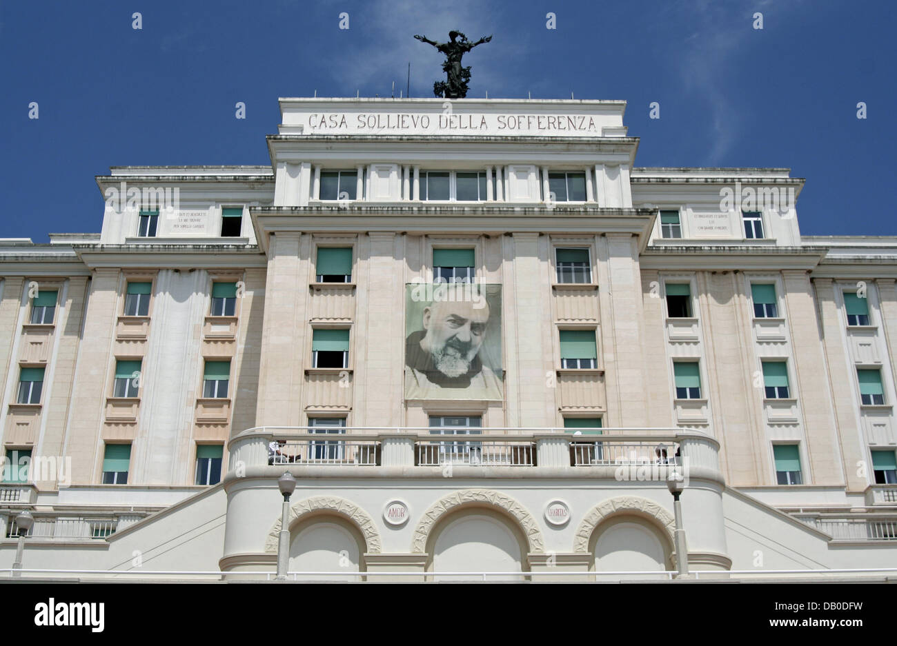 Das Krankenhaus anzeigen ein riesiges Banner von Padre Pio an der Fassade ist in San Giovanni Rotondo, Italien, 12. Mai 2007 abgebildet.  Padre Pio, geboren als Francesco Forgione am 25. Mai 1887 in der nahe gelegenen Stadt Benevento, starb am 23. September 1968. Er wurde im Jahr 2002 cannonized. Mit vielen wundern, die ihm zugeschrieben wird Pater Pio wie Nationalheiligen Italiens verehrt. Foto: Lars Halbauer Stockfoto