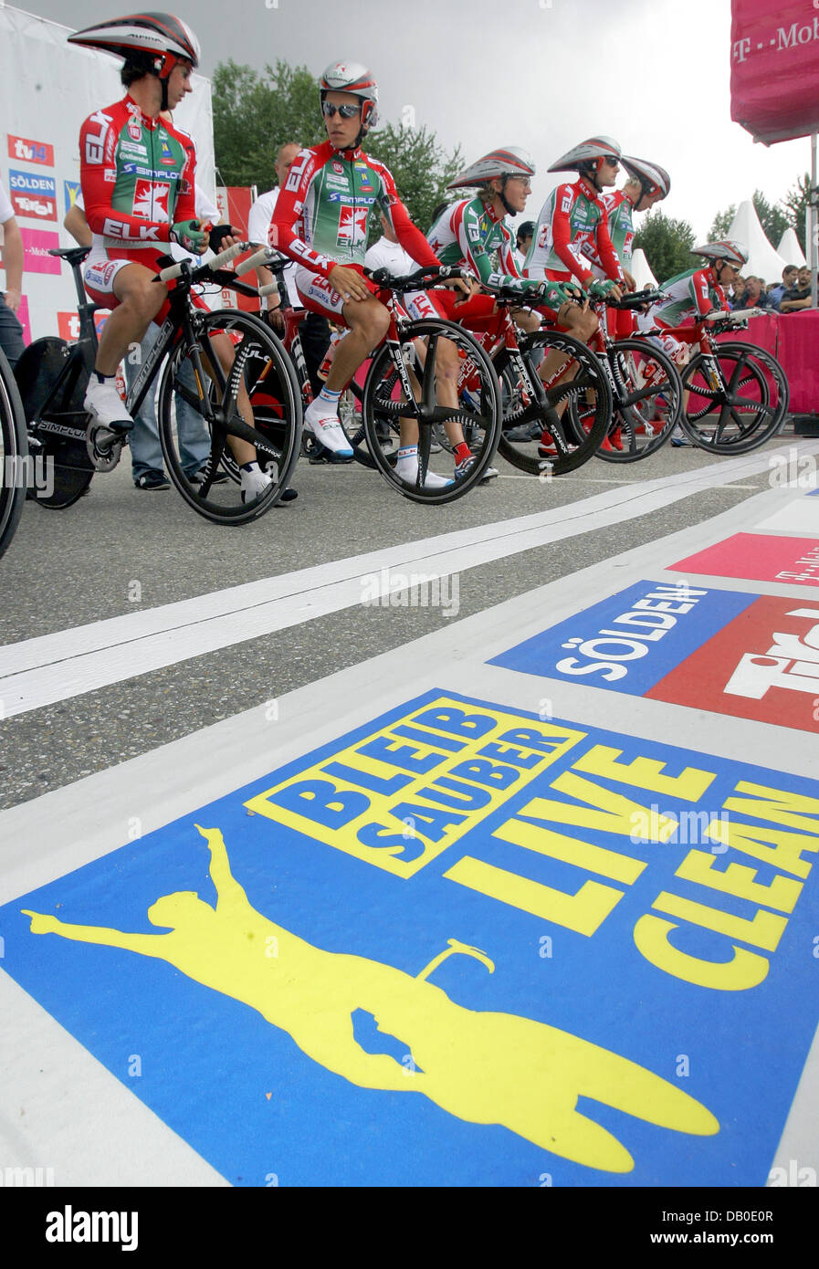 Das österreichische Team Elk Haus Simplon ist zu Beginn der Studie-Zeitschleife 42,2 km der zweiten Etappe der Deutschland-Tour in Bretten, Deutschland, 11. August 2007 abgebildet. Nach einen Widerruf ihrer Einladung das Team nahm rechtliche Maßnahme und ist es gelungen, eine einstweilige Verfügung, so dass ihre Teilnahme zu sichern. Eine Anhörung auf die Tour-Organisatoren Einwände gegen die einstweilige Verfügung ist geplant Stockfoto