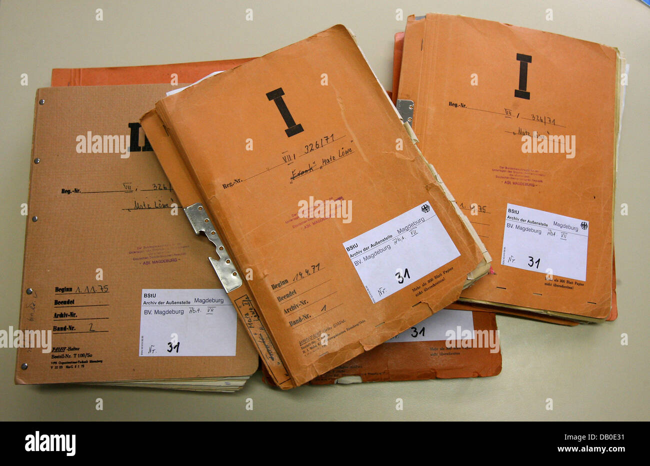 Das Bild zeigt die 'Matz Loewe"Dateien in welcher Reihenfolge die unbedingte Entlassung gegen Flüchtlinge über die Grenze in den Archiven des Ministeriums für Staatssicherheit in der Niederlassung des Amtes der Bundesrepublik Kommissar in Magdeburg, Deutschland, 11. August 2007 entdeckt wurde Deutsch Vereinsspieler. Nach Angaben der Zeitung "Magdeburger Volksstimme" ist "Matz Loewe" das Pseudonym eines temporären Stockfoto