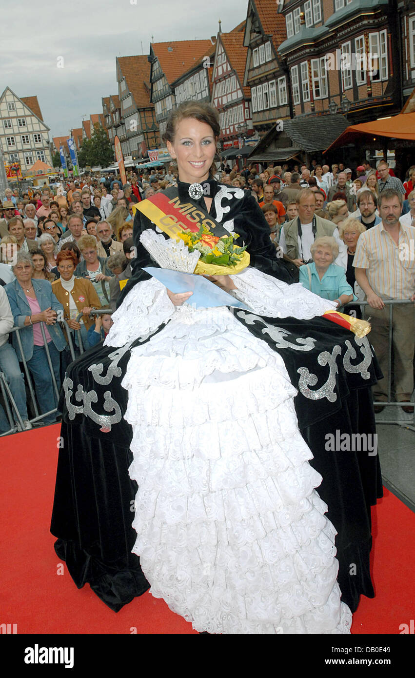 Die erste "Miss Barock" jemals gewählt in Deutschland, Alessandra Remitschka, ist in Celle, Deutschland, 11. August 2007 abgebildet. Überzeugt durch ihr fundiertes Wissen der Epoche zwischen 1600 und 1750 und ihr Aussehen der 21-jährige Student erfolgreich konkurrierten mit elf Konkurrenten aus anderen deutschen Bundesländern. Foto: Peter Mueller Stockfoto