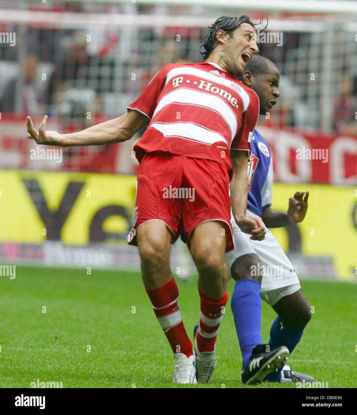 Luca Toni (L) von München sieht spastische während der Bundesliga Spiel FC Bayern München V Hansa Rostock im Stadion Allianz Arena München, 11. August 2007. Foto: Matthias Schrader Stockfoto