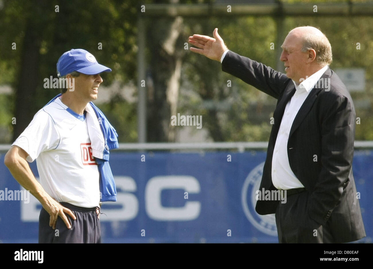 Bundesligisten Hertha BSC Berlin Head Coach Lucien Favre (L) und geschäftsführender Direktor Dieter Hoeness (R) sprechen während der Club Ausbildung in Berlin, Deutschland, 14. August 2007. Foto: Soeren Stache Stockfoto