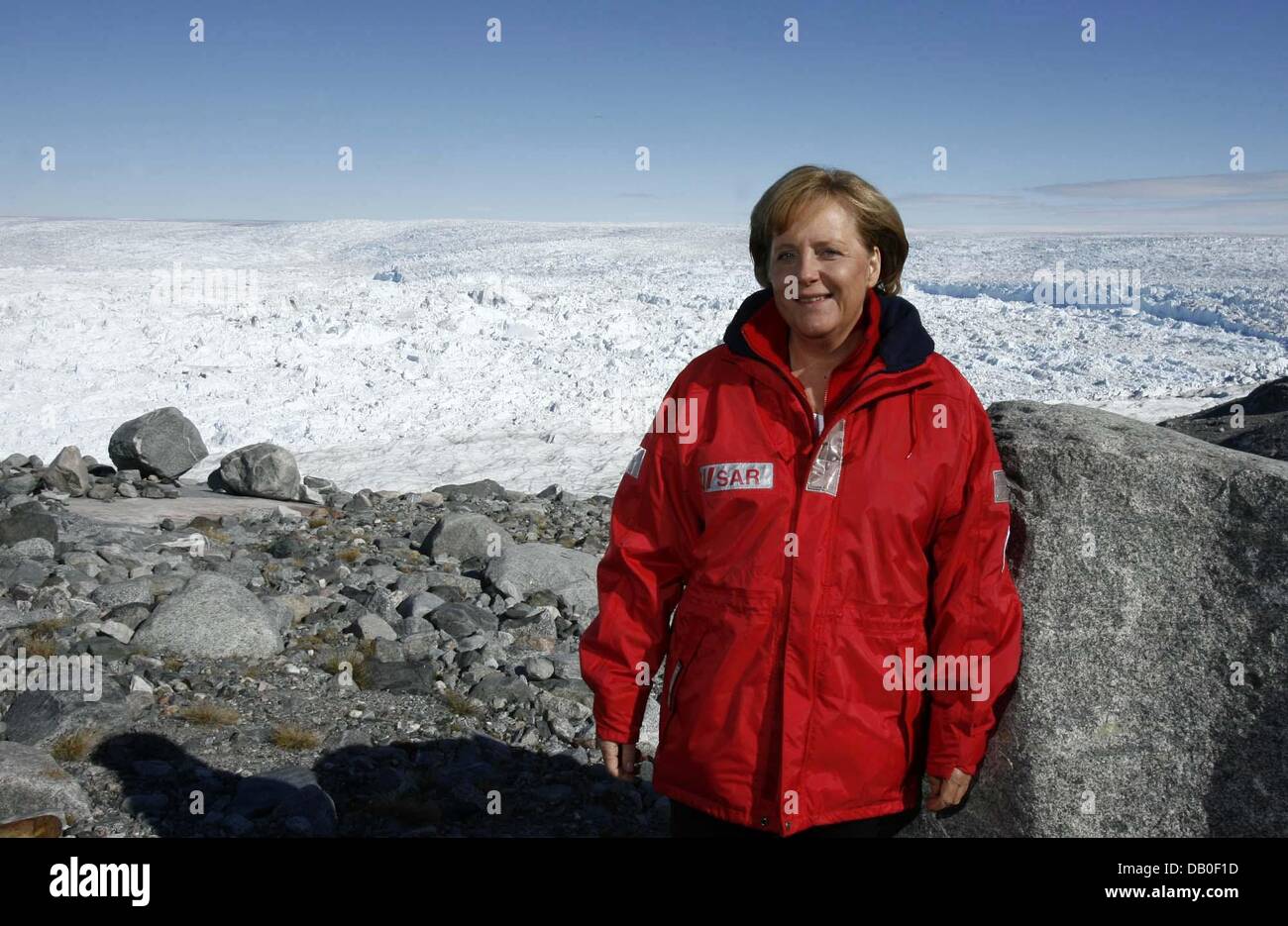 Deutsche Bundeskanzlerin Angela Merkel (L) ist im Bild am Eqi Gletscher in Lulissat, Grönland (Dänemark), 17August 2007. Nach Abschluss ihres Besuchs in Grönland Merkel äußerte ihr Hey über das Potenzial, einen international wirksamen Klimaschutz zu erreichen. Foto: Michael Kappeler Stockfoto