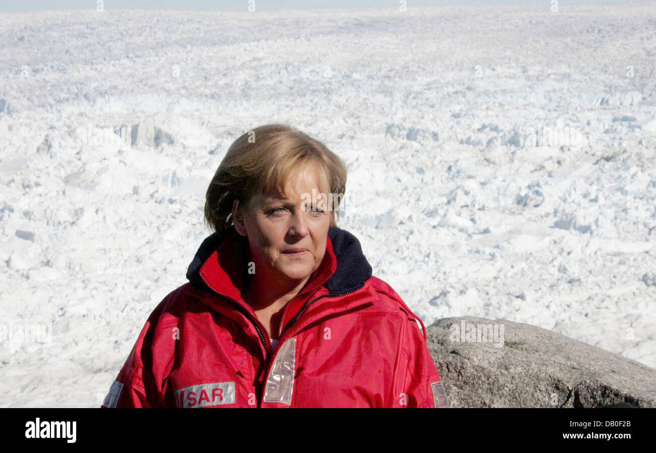 Bundeskanzlerin Angela Merkel ist am Eqi Gletscher in der Nähe von Iulissat, Grönland (Dänemark), 17. August 2007 abgebildet. Nach Abschluss ihres Besuchs in Grönland Merkel äußerte ihr Hey über das Potenzial, einen international wirksamen Klimaschutz zu erreichen. Foto: Michael Kappeler Stockfoto