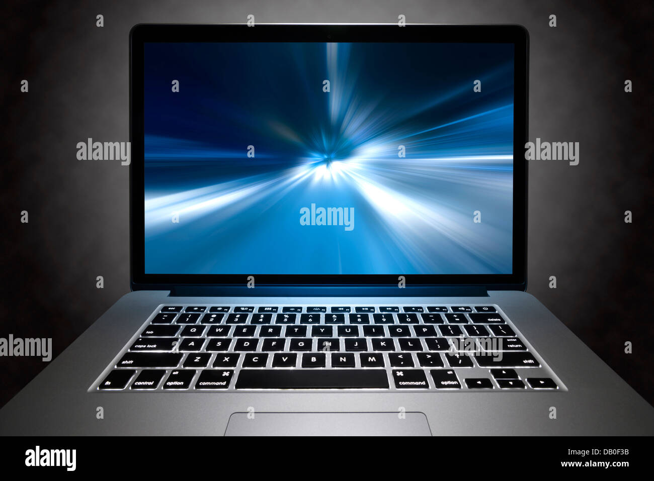 Vorderansicht eines Macbook Pro mit Retina-Display mit High-Speed-Optik auf dem Bildschirm. Stockfoto