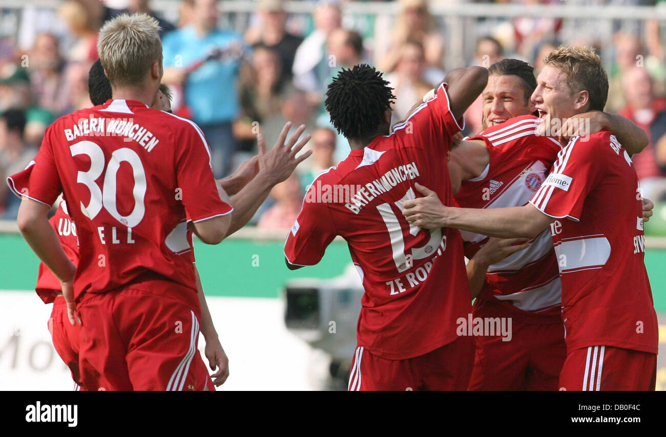 Bayern 4-10 Goalgetter Andreas Ottl Jubel mit Teamkollegen Christian Lell, Ze Roberto, Martin Demichelis Und Bastian Schweinsteiger bei Werder Bremen vs. Bayern München match endet in Bremen, Deutschland, 18. August 2007. Bayern München gewann mit 4: 0. Foto: Carmen Jaspersen Stockfoto