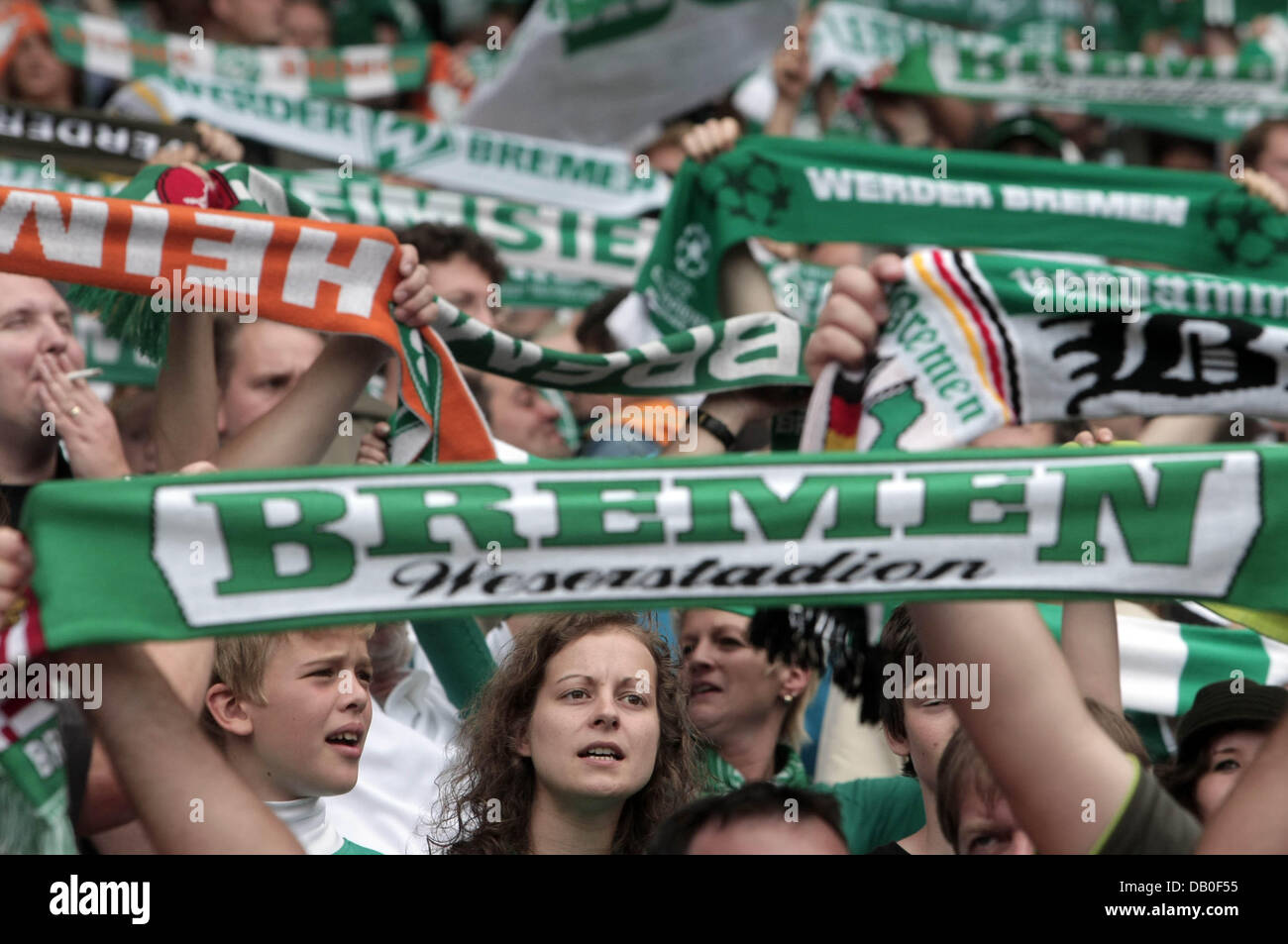 Bremen-Fans halten ihre Club-Schals, wie sie für ihre Mannschaft während des Spiels Werder Bremen vs. Bayern München in Bremen, Deutschland, 18. August 2007 jubeln. Foto: Ulrich Perrey Stockfoto