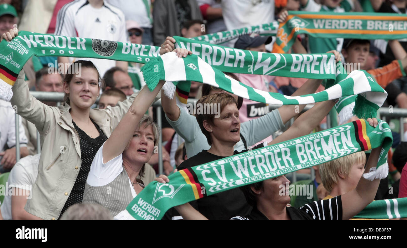 Bremen-Fans halten ihre Club-Schals, wie sie für ihre Mannschaft während des Spiels Werder Bremen vs. Bayern München in Bremen, Deutschland, 18. August 2007 jubeln. Foto: Ulrich Perrey Stockfoto