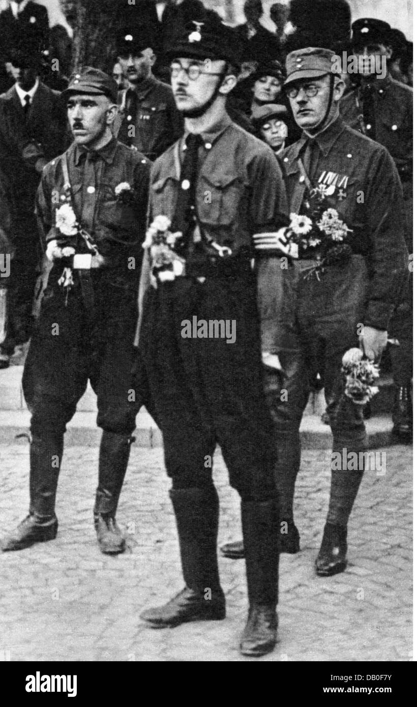 Himmler, Heinrich, 7.10.1900 - 23.5.1945, deutscher Politiker (NSDAP), volle Länge, während einer Partherkundgebung, ca. Stockfoto