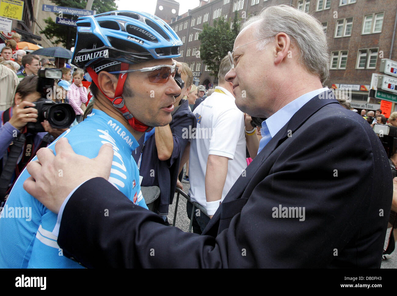 Präsident der German Cycling Federation Rudolf Scharping (R) begrüßt deutschen Fahrer Erik Zabel des Team Milram (L), die Vattenfall Cyclassics in Hamburg, Deutschland, 19. August 2007. Das Pro-Tour-Rennen führt auf 229,1 km durch Hamburg und Umgebung. Foto: Bernd Thissen Stockfoto