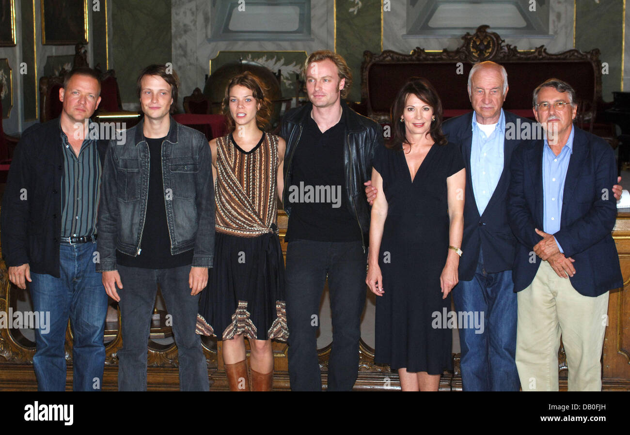 Schauspieler Justus von Dohnanyi (L-R), August Diehl, Jessica Schwarz, Mark Waschke, Iris Berben, Armin Mueller-Stahl und Regisseur Heinrich Breloer - posieren für ein Gruppenfoto bei der Präsentation des kommenden Film "Buddenbrooks - Ein Geschaeft von Einiger Groesse" im Rathaus in Lübeck, 20. August 2007. Der Film, in der nördlichen deutschen Lübeck bis Nove gedreht Stockfoto