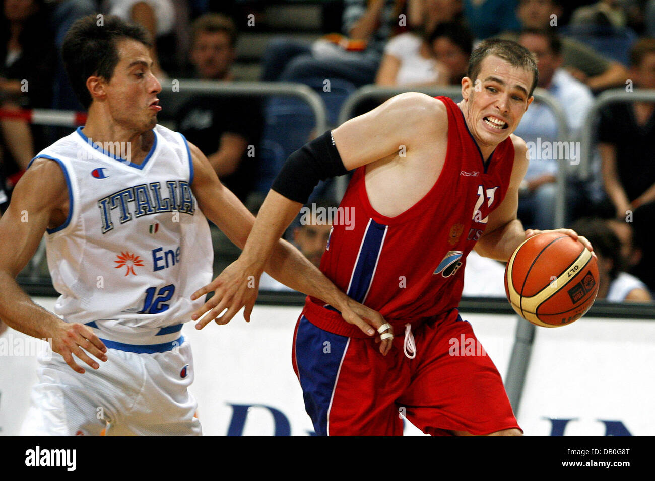 Italy'sMassimo Burelli (L) und russische Sergei Bykov (R) wetteifern um den Ball während des Spiels SuperCup 2007 Italien Vs Russland in der Jako Arena Bamberg, Deutschland, 24. August 2007. Russland besiegt Italien 77-59. Foto: Daniel Karmann Stockfoto