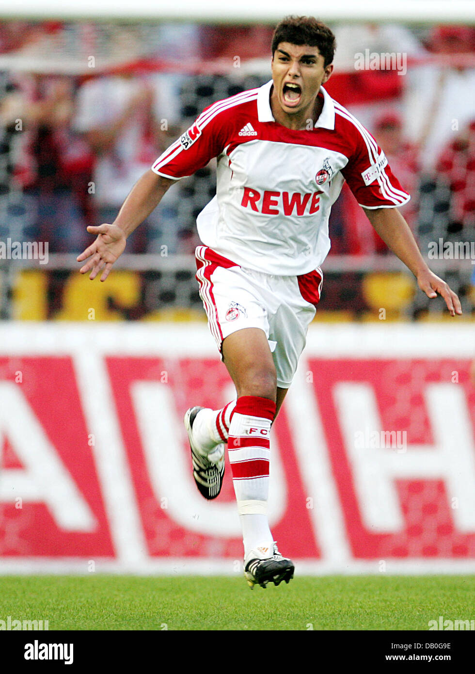 Doppel-Torschütze Adil Chihi Köln Cheers scoring 2-3 während der Bundesliga 2. Division Spiel 1. FC Köln V FC Carl Zeiss Jena im RheinEnergieStadion Köln, 24. August 2007. Köln startete eine Tour De Force, ein Defizit von 1-3 in ein 4: 3-Sieg von Jena zu verwandeln. Foto: Rolf Vennebernd Stockfoto
